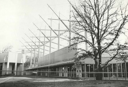 Das Schwarz-Weiss-Bild zeigt den Eingang zur Sporthalle des Horst-Korber-Sportzentrums, links daneben das Gästehaus 