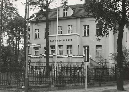 Das Bild zeigt eine historische Aufnahme des alten Hauses des Sports in der Bismarckallee in schwarz-weiss.